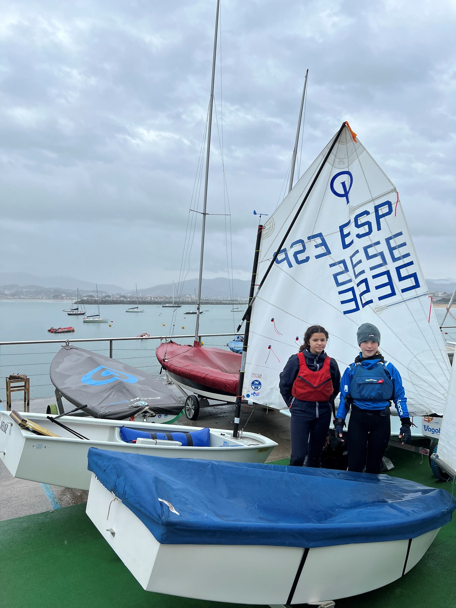 Emocionante regata de vela infantil en Hondarribi